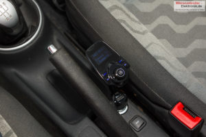 bluetooth-freisprecher-fm-transmitter-t10-im-auto-montiertl