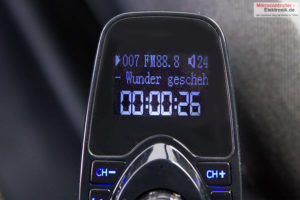 bluetooth-freisprecher-fm-transmitter-t10-zeigt-musiktitel